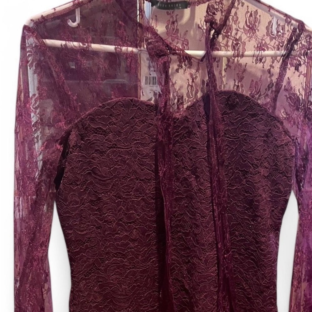 NWT Suzy Shier burgundy lacy top with tie at the front in size S